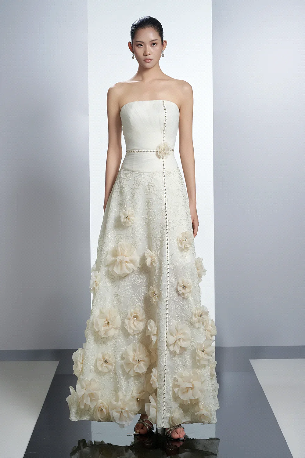 SWEMILE Abiti da sera senza spalline Applicazioni di fiori di diamanti Cerniera posteriore Abito da sposa Pizzo floreale A-Line Abiti lunghi formali