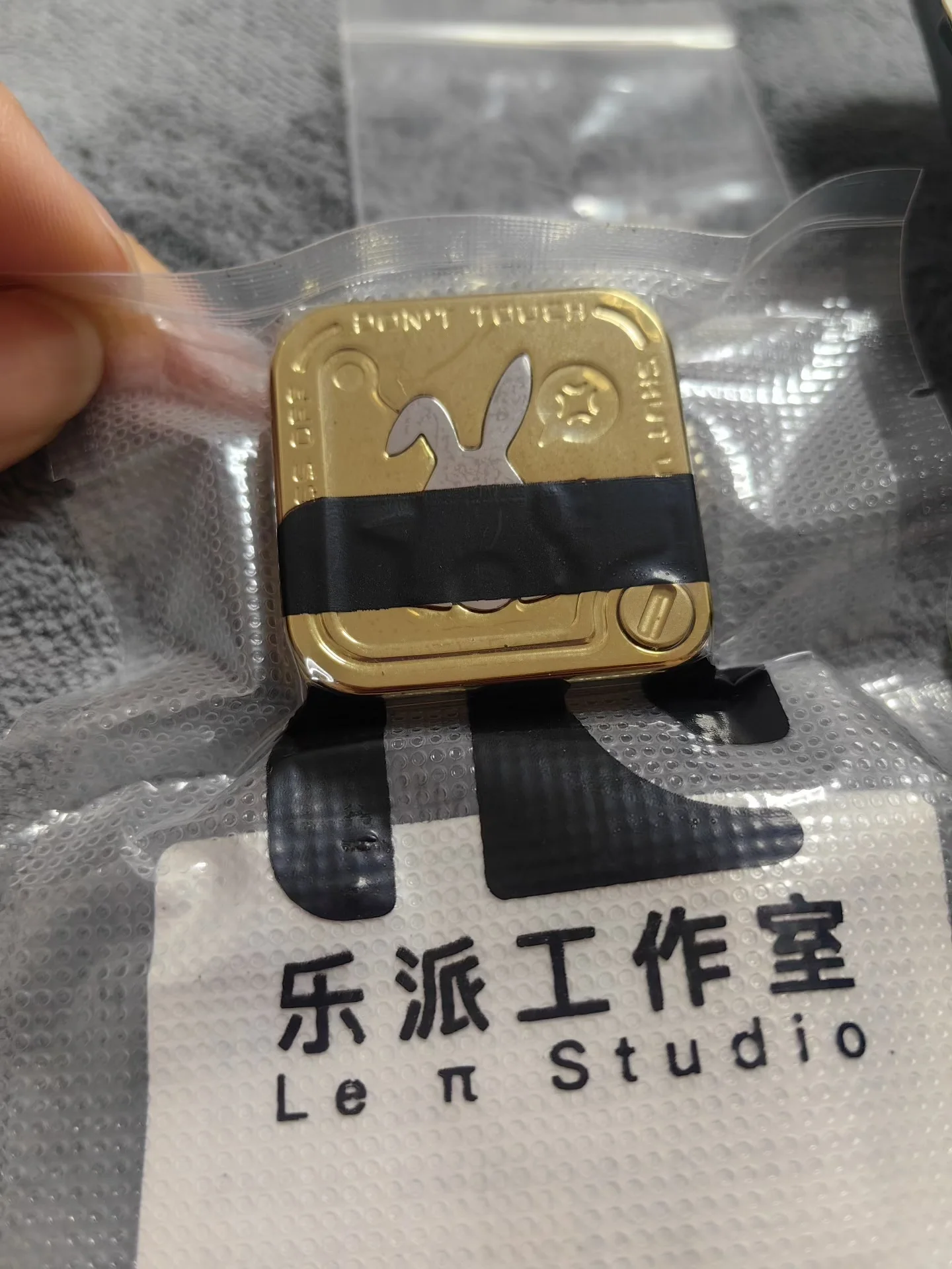 Used Music Pie Snap Finger Push Card Gold edc