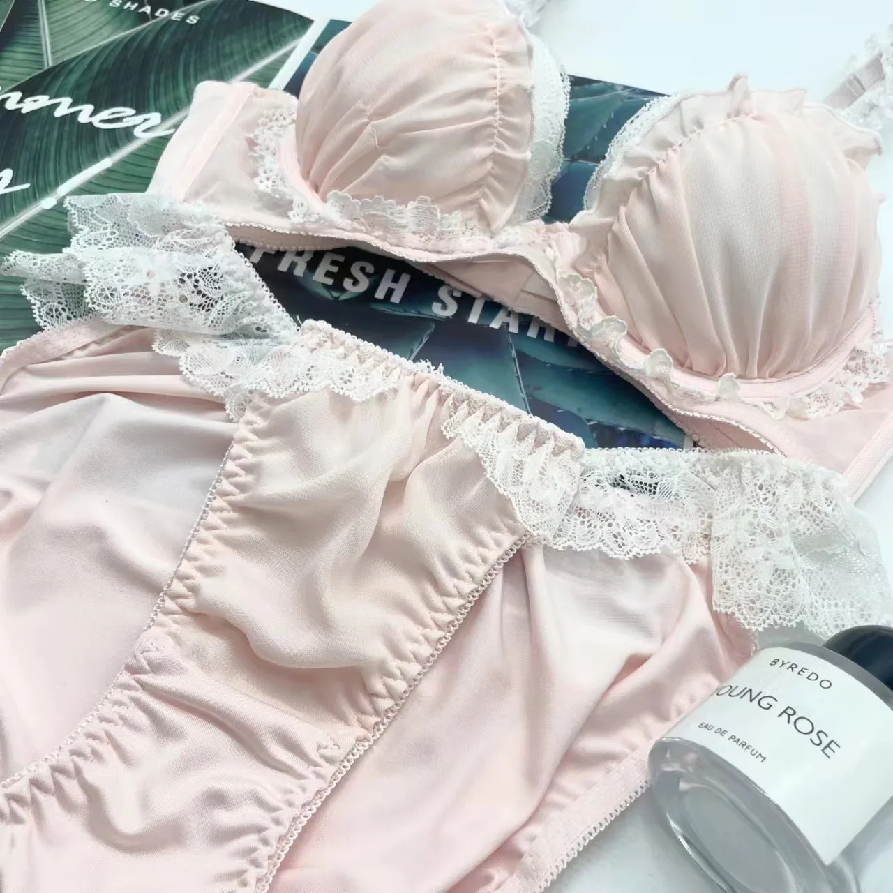 New sexy lace girls bra set gathered on the support does not run cup lingerie with briefs sets skin-friendly underwear panties