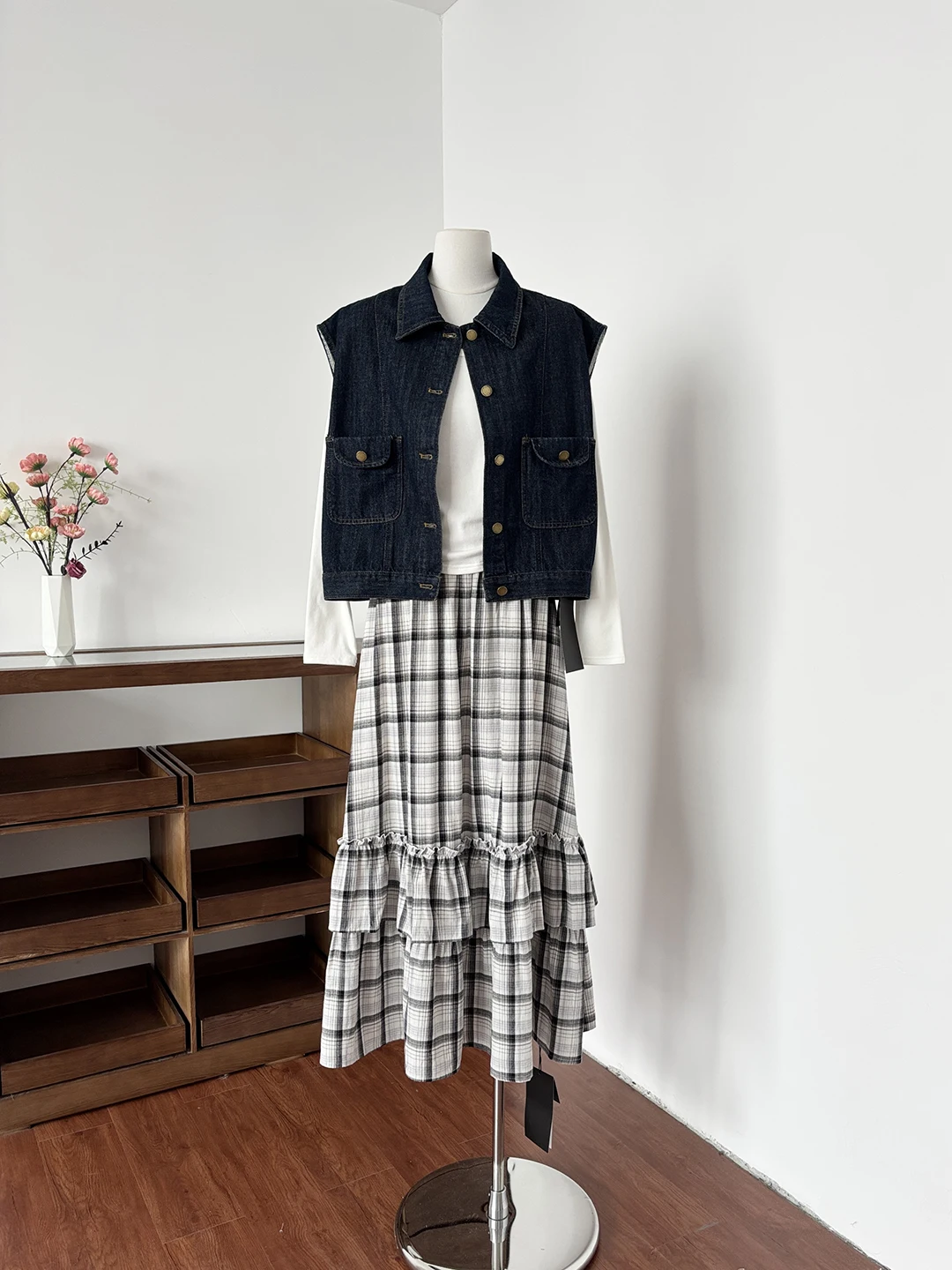 

Fashionable Retro Korean Style Denim Vest And Plaid Skirt Set Women's Spring Summer New Arrival Elegant Commuter Outfit
