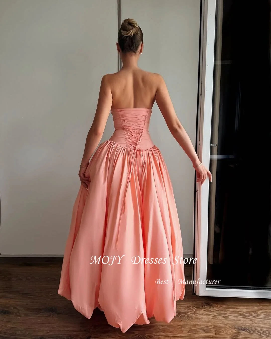 Mojy فساتين لحضور الحفلات الموسيقية على شكل حرف a مخصصة بطول الأرض بدون حمالات بدون أكمام ثوب مسائي بسيط على الموضة ثنيات بدون ظهر للحفلات