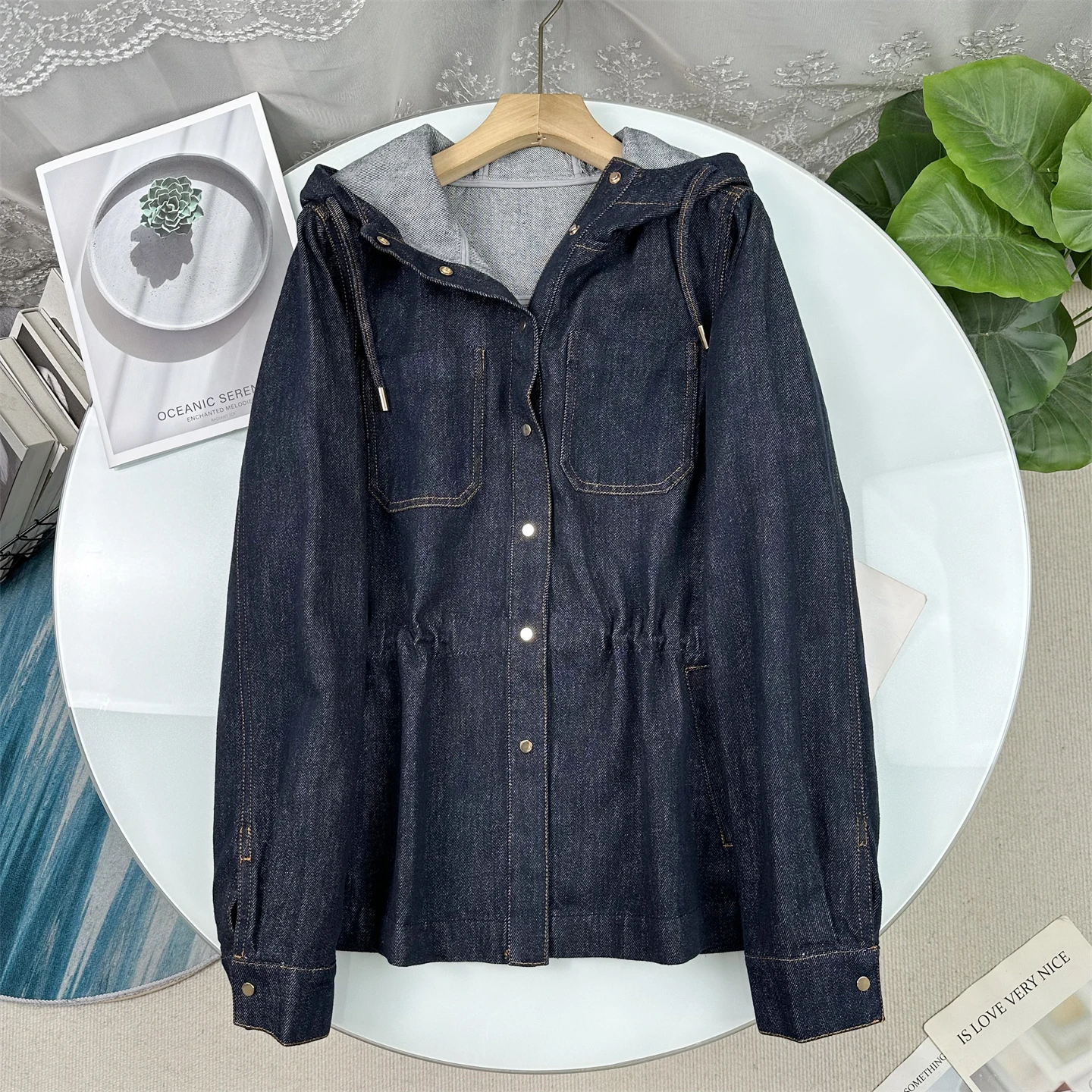 

Элегантная сдержанная роскошная укороченная джинсовая куртка с капюшоном и завязками на талии для женщин, модная повседневная рабочая одежда, весна 2026