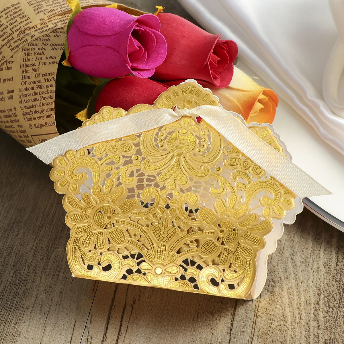 

50pcs Candy Wedding Favors Hollow Out Golden Gift Packaging Sweet Wedding Hollow Out Box Box Party Favor Bags Present