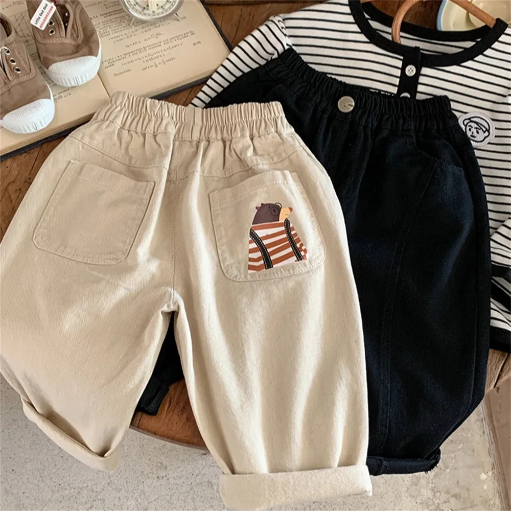 

Осенние бежевые черные штаны для мальчиков, детская одежда, новинка 2025 года, повседневные брюки с мультяшным рисунком для маленьких детей 1-8 лет