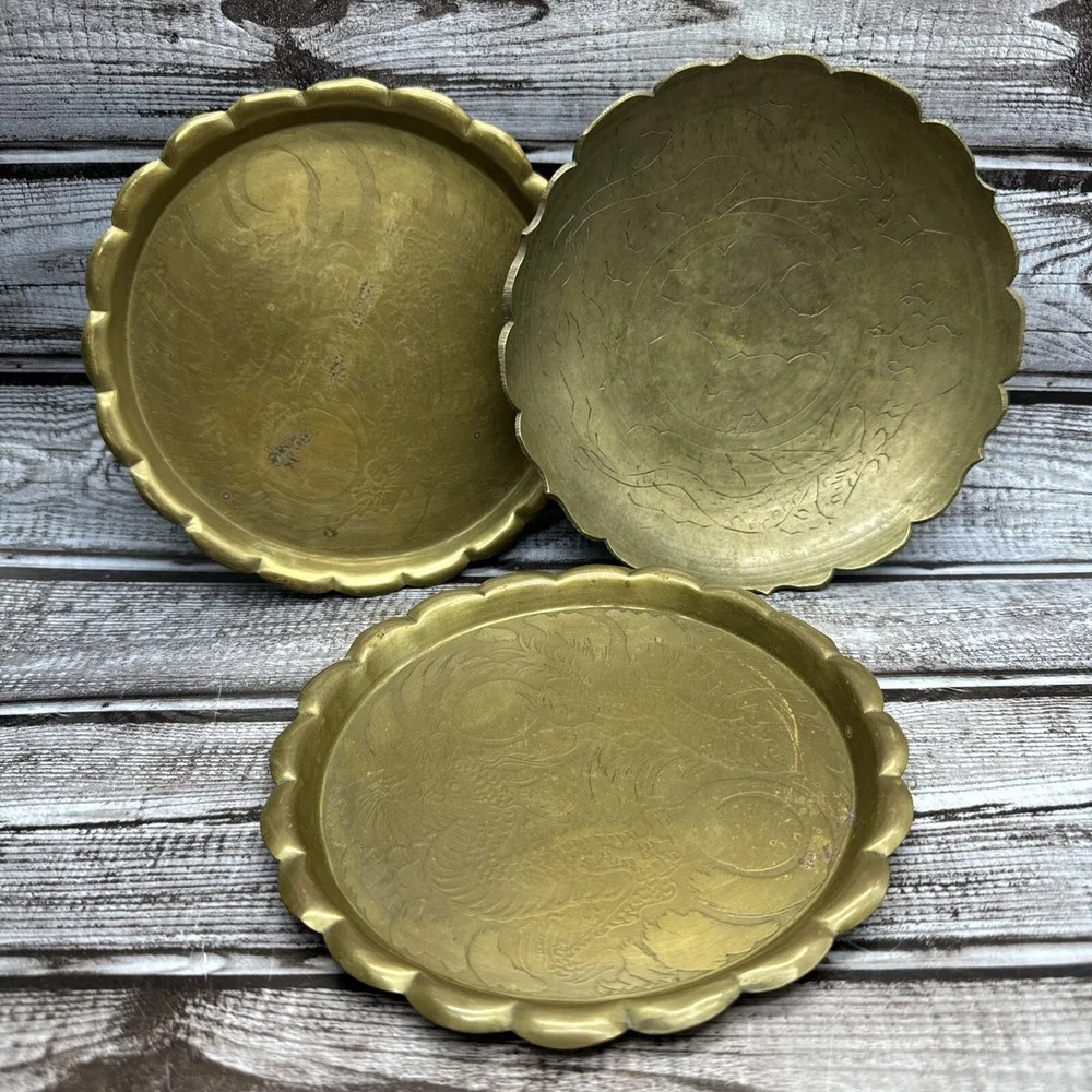 

Vintage 3 Chinese bronze plates, engraved with good luck dragon scallops - Brass animal sculpture