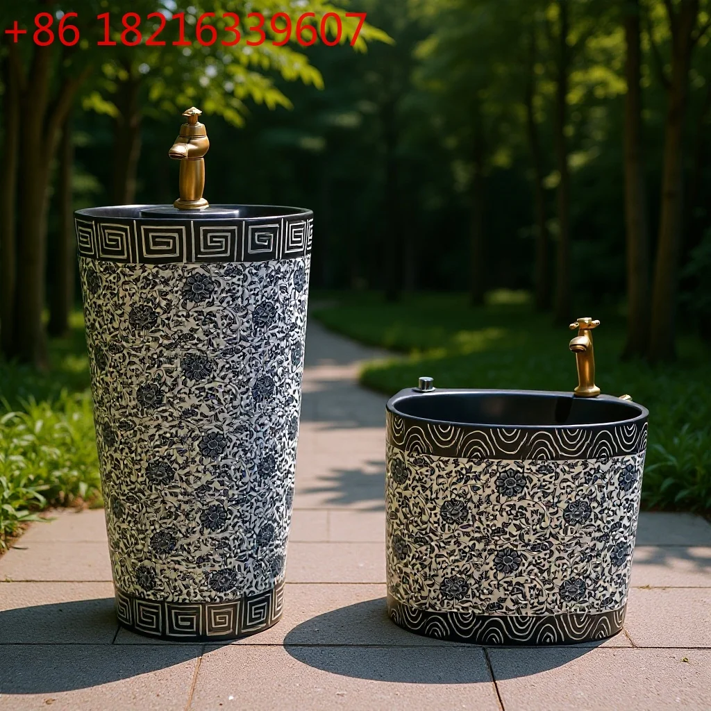 

От пола до потолка, небольшая квартира, балкон, ванная комната, двор, уличная колонна для мытья рук, раковина