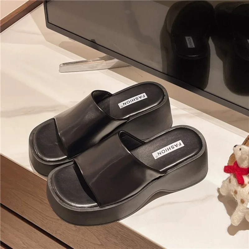 شباشب نسائية لصيف 2025 صنادل نسائية فاخرة جديدة ذات نعل سميك شباشب بمقدمة مربعة شرائح نسائية Zapatos