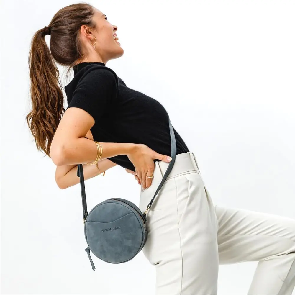 حقيبة كروس نسائية مصنوعة يدويًا - جلد محبب بالكامل، تصميم دائري عالي الجودة