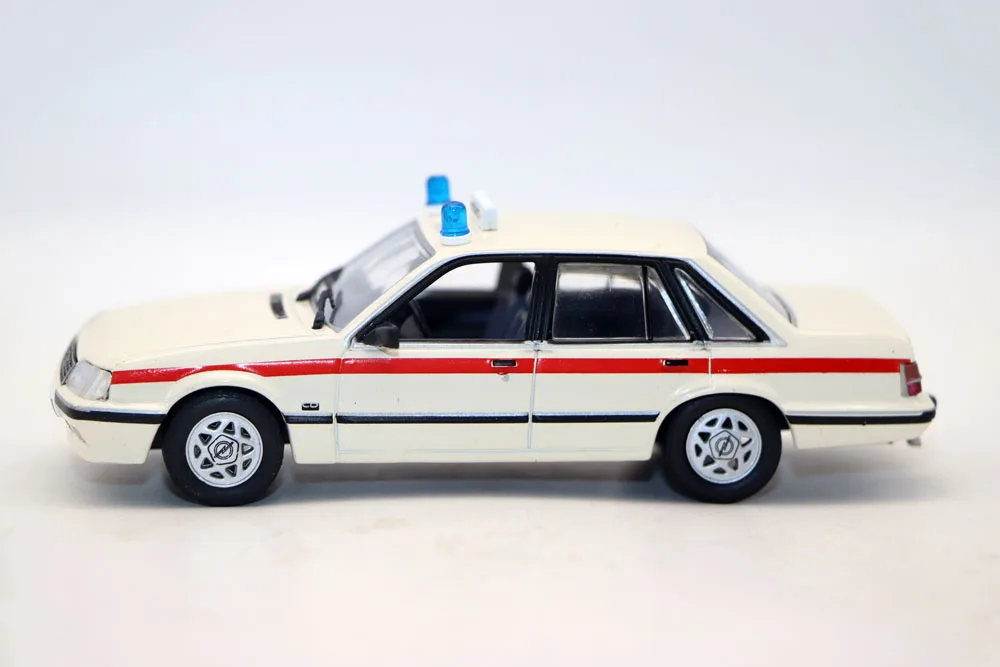 NOWOŚĆ 1:43 Opel Senator A2 Notarzt 1982-1986 PoliceCar Models Odlewane metalowe zabawki na prezent kolekcjonerski