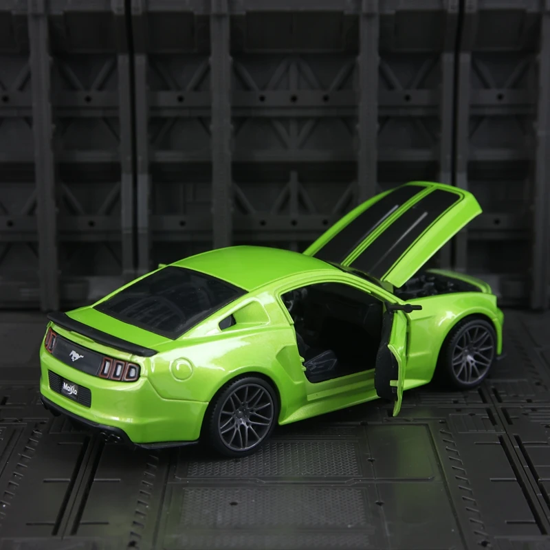 Maisto 1:24 simulation Ford Mustang alloy car model doors and hood that can be opened  Static car ornament gift
