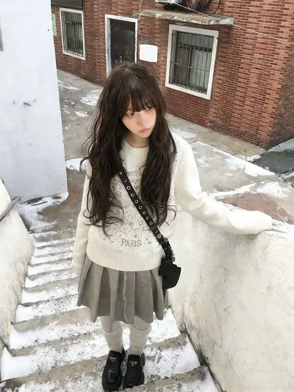 

Модный белый вязаный свитер Sweet Sle High Fashion для женщин: новая весенняя коллекция, универсальный элегантный топ с мягкими длинными рукавами и круглым вырезом