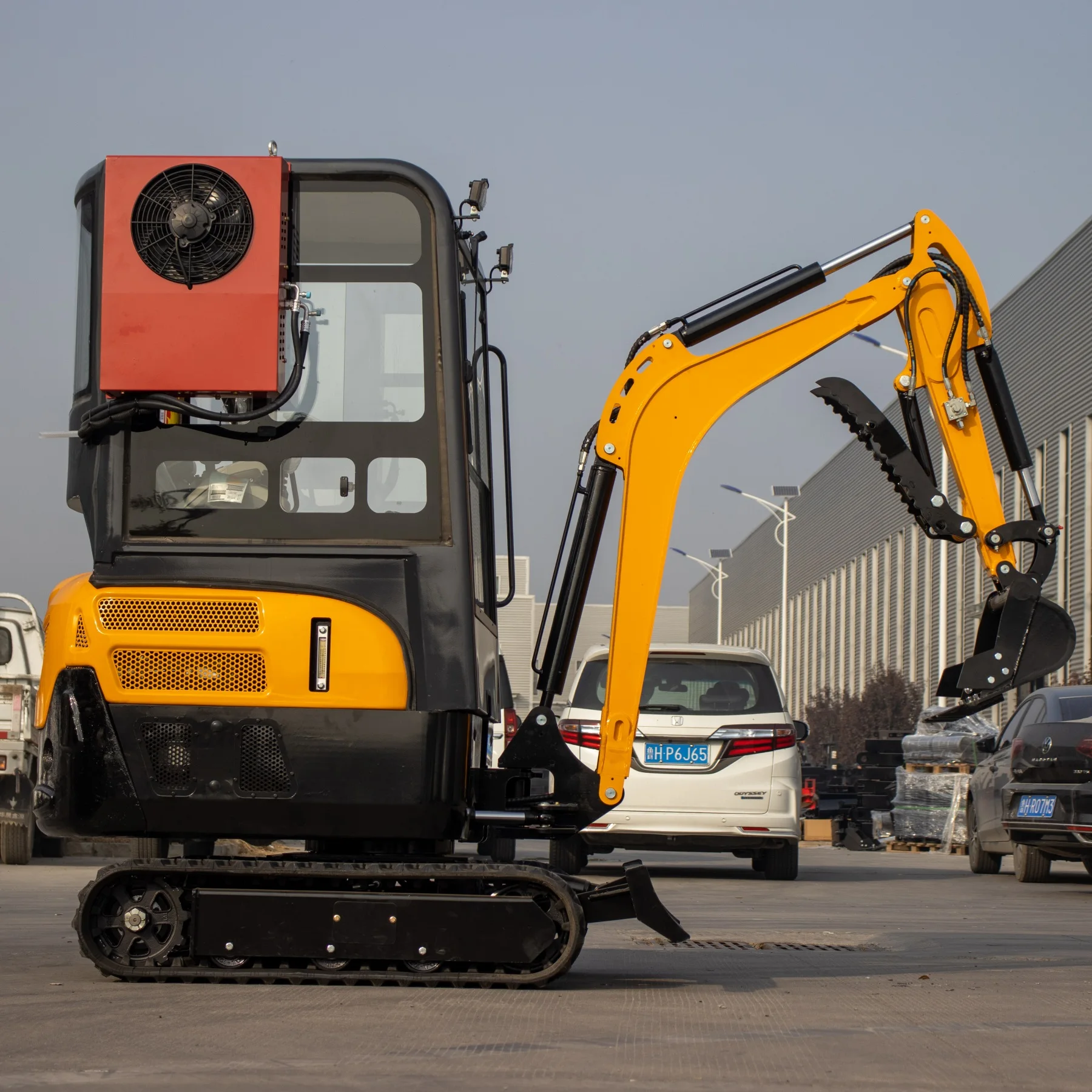 ce approved small household machinery engine parts mode 2.0t mini excavator cheap in China