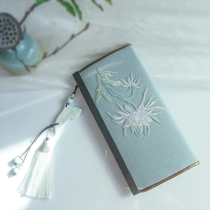 New Ladies Retro Wallet Embroidered Flowers Women Mobile Phone Card Holder Fashion Street Casual Female Tassel Clutch Bag