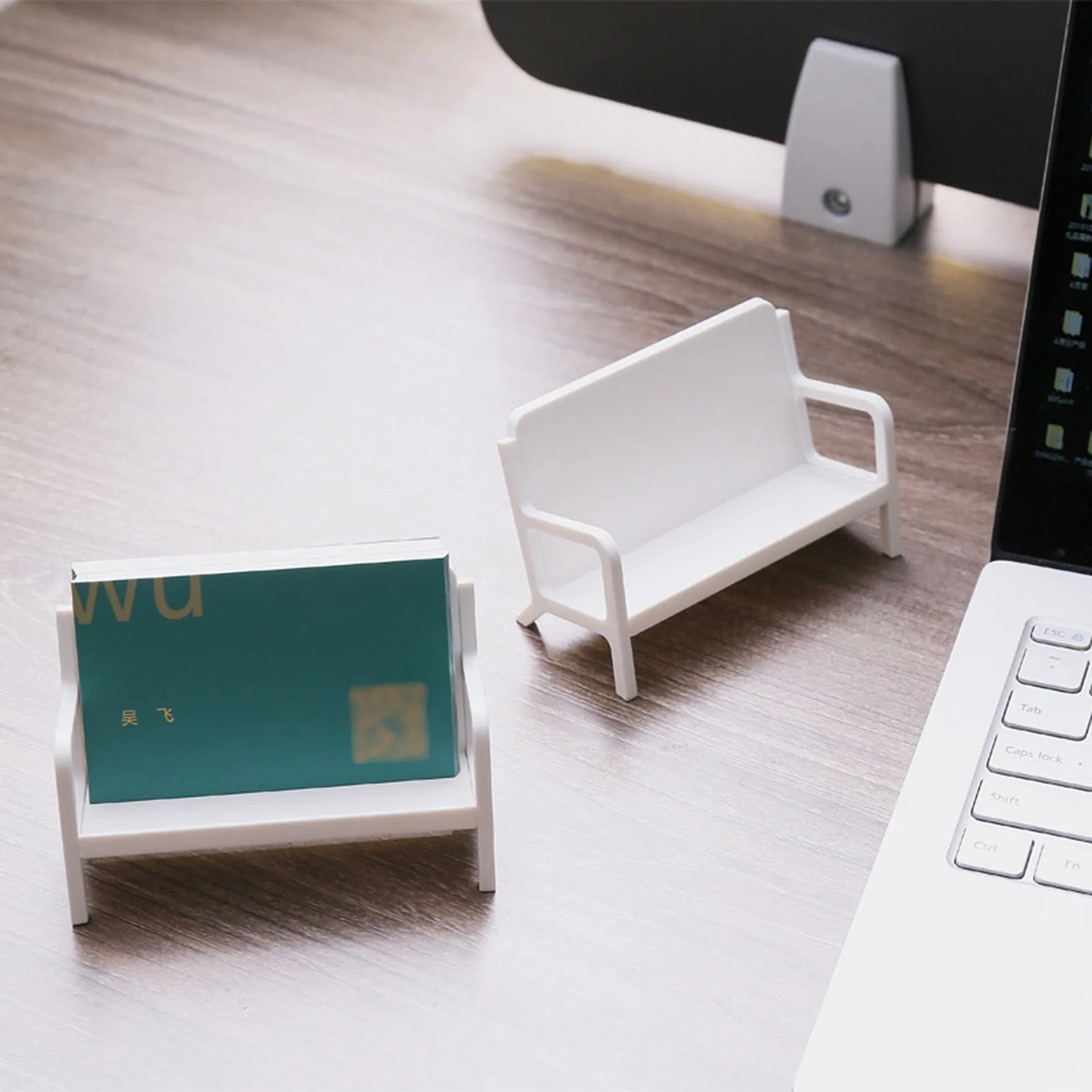 Kreativer Sofa-förmiger Visitenkartenhalter aus ABS-Material Einzigartiges Schreibtisch-Display für Wohnzimmer, Arbeitszimmer und Büro