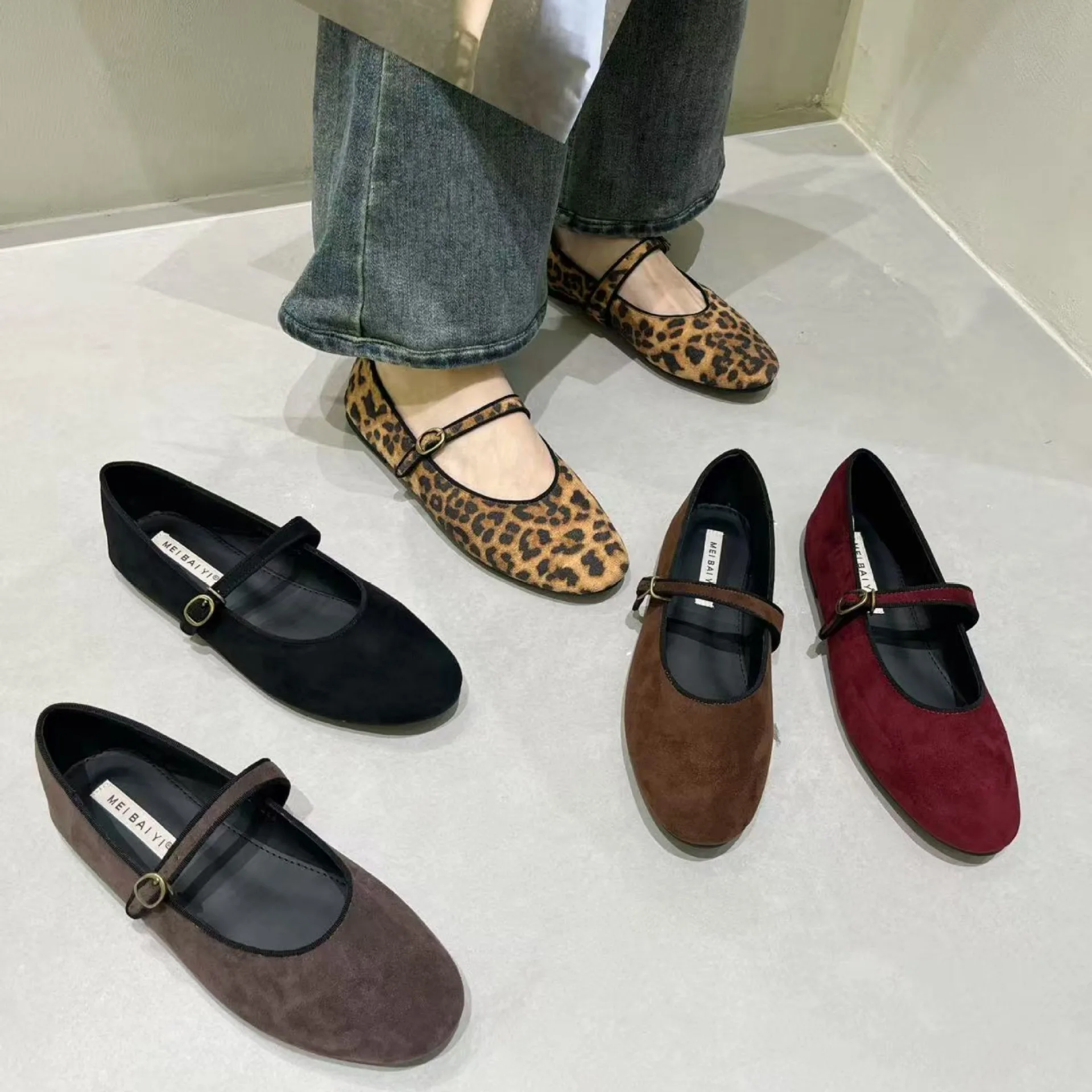 

Retro Style Flat Bottom Velvet Surface Mary Jane Shoes Women's Footwear Soft Bottom Spotted Pattern Slip-On Casual Shoes