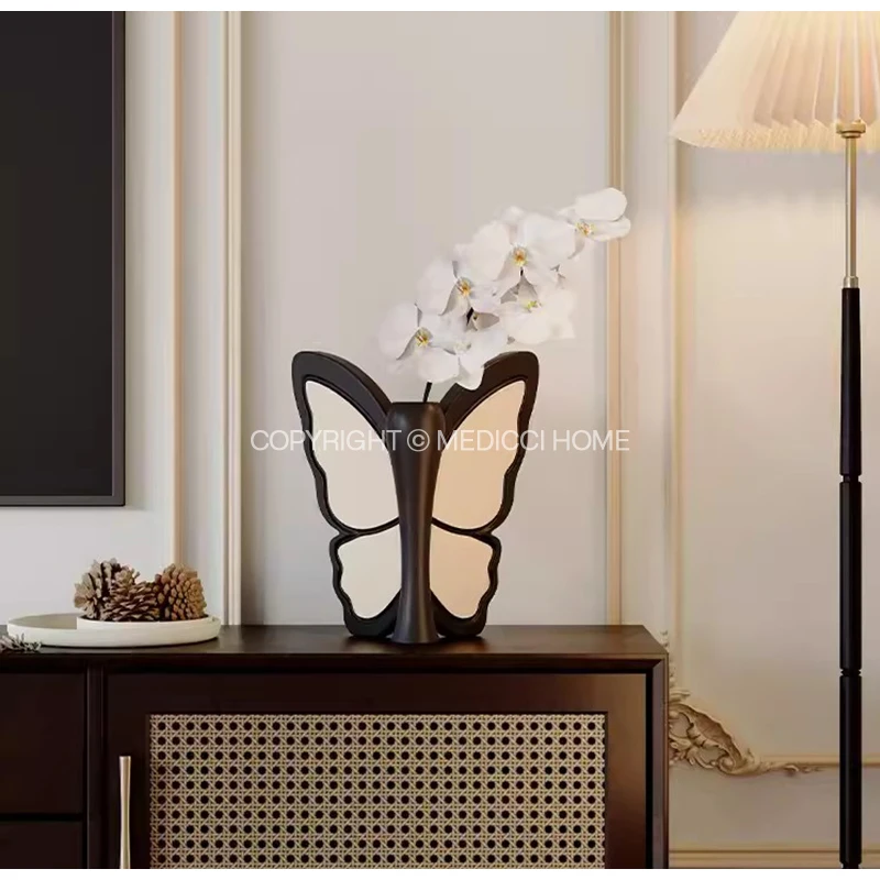 Medicci Home Mid-Century Modern Design Butterfly Vase Luxury Figurines Et Sculptures Nakirah Vases Porch Cabinet Tabletop Decor