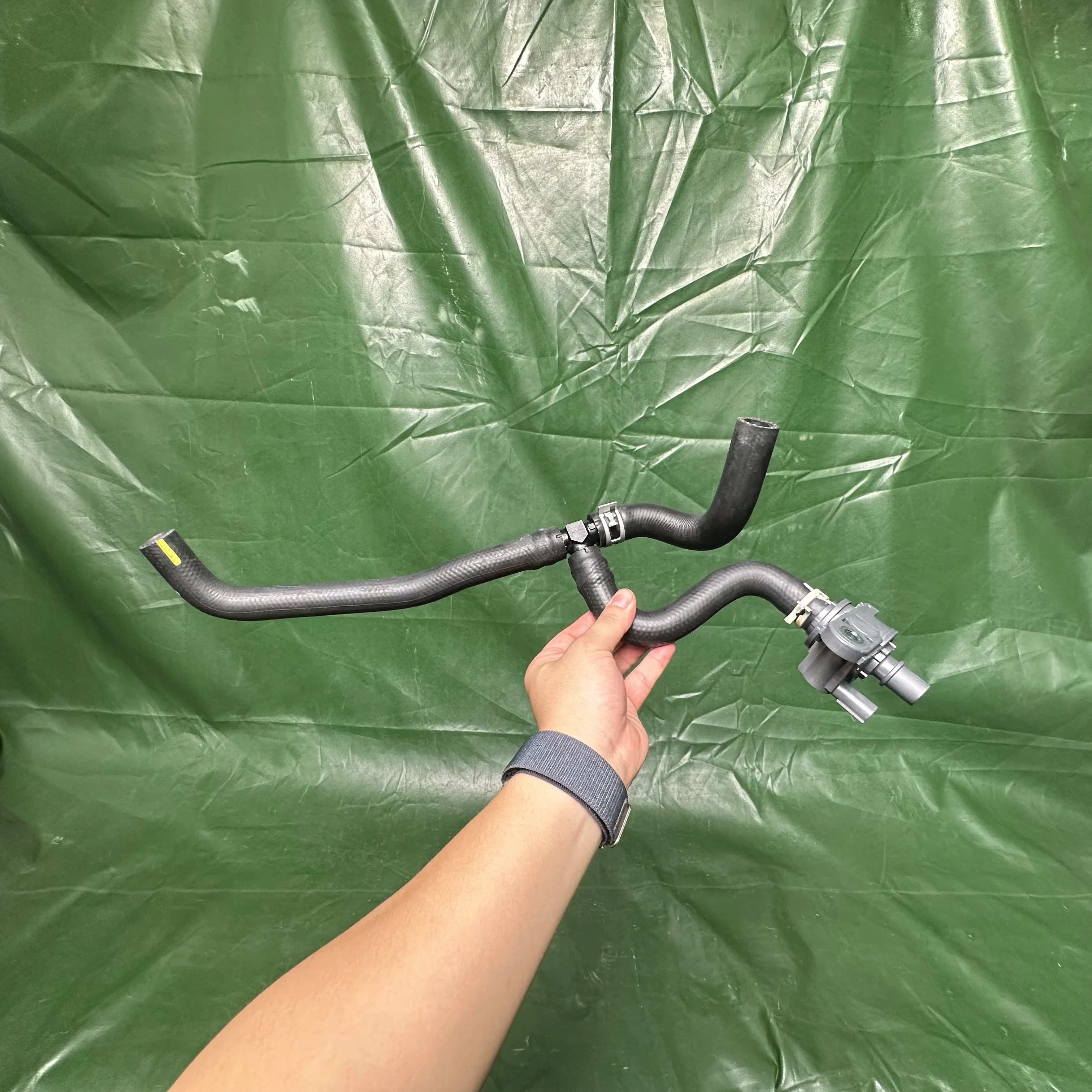 مصنع رائجة البيع 16260-25010 16260-F0010 صمام المياه مع الأنابيب لكامري