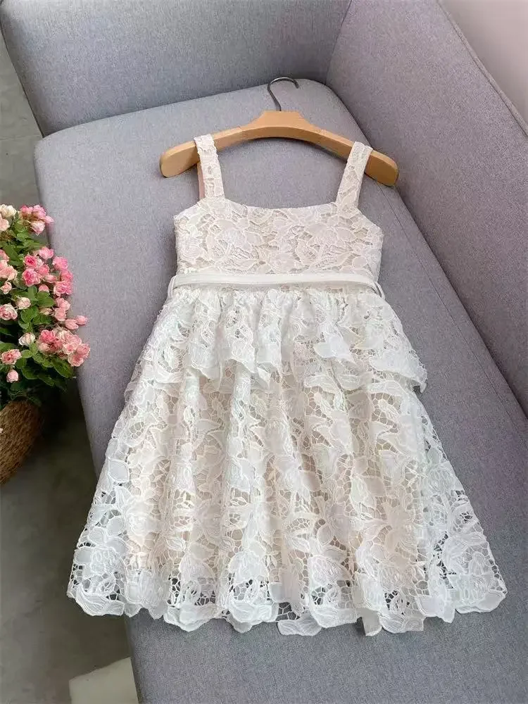 فستان نسائي مطرز بالدانتيل الأبيض وطية صدر السترة من الجانبين الصناعية مزين بفستان قصير أنيق
