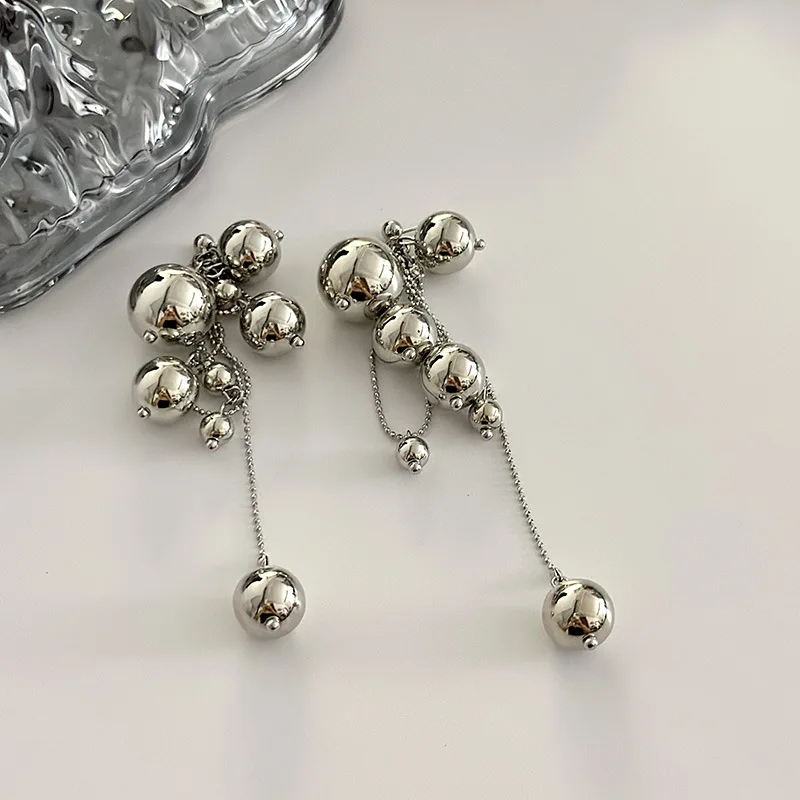 XIALUOKE-pendientes colgantes de bola de Metal redondos con borlas largas para mujer, aretes colgantes de estilo europeo americano, joyería de fiesta