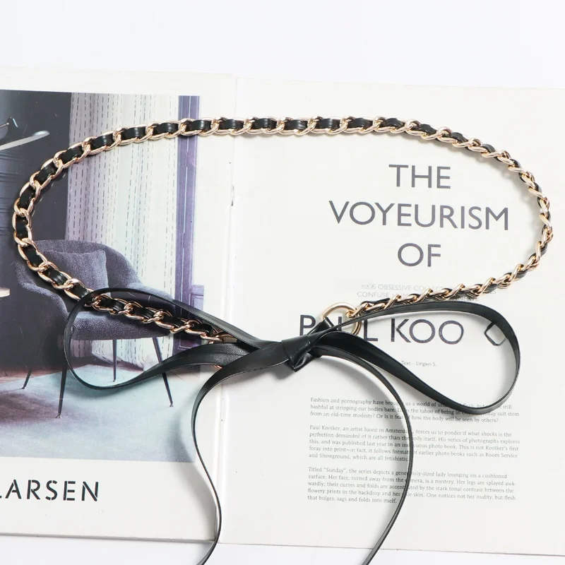 حزام جلدي نسائي أنيق بسلسلة معدنية سوداء مع حبل ربط وعقدة فراشة، إكسسوار سلسلة للسترات