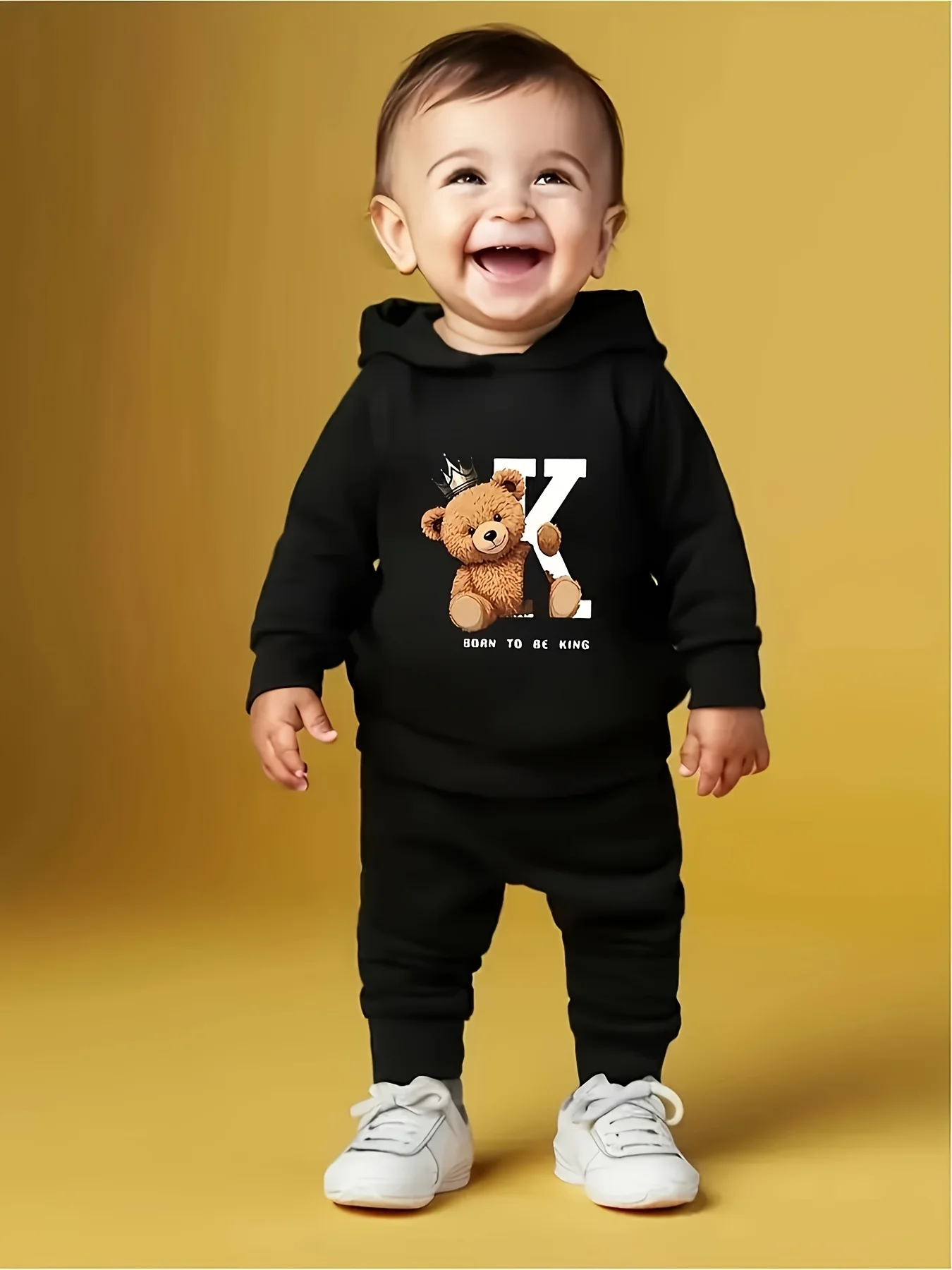 

A two-piece cartoon printed fleece hoodie and long pants set for a newborn baby boy in autumn and winter