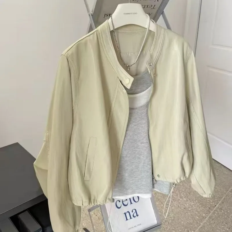 

Короткая куртка из искусственной кожи в повседневном стиле с воротником-стойкой для женщин, весна-осень, новый стиль, с завязками, универсальная, стройнящая, свободного кроя, трендовая.