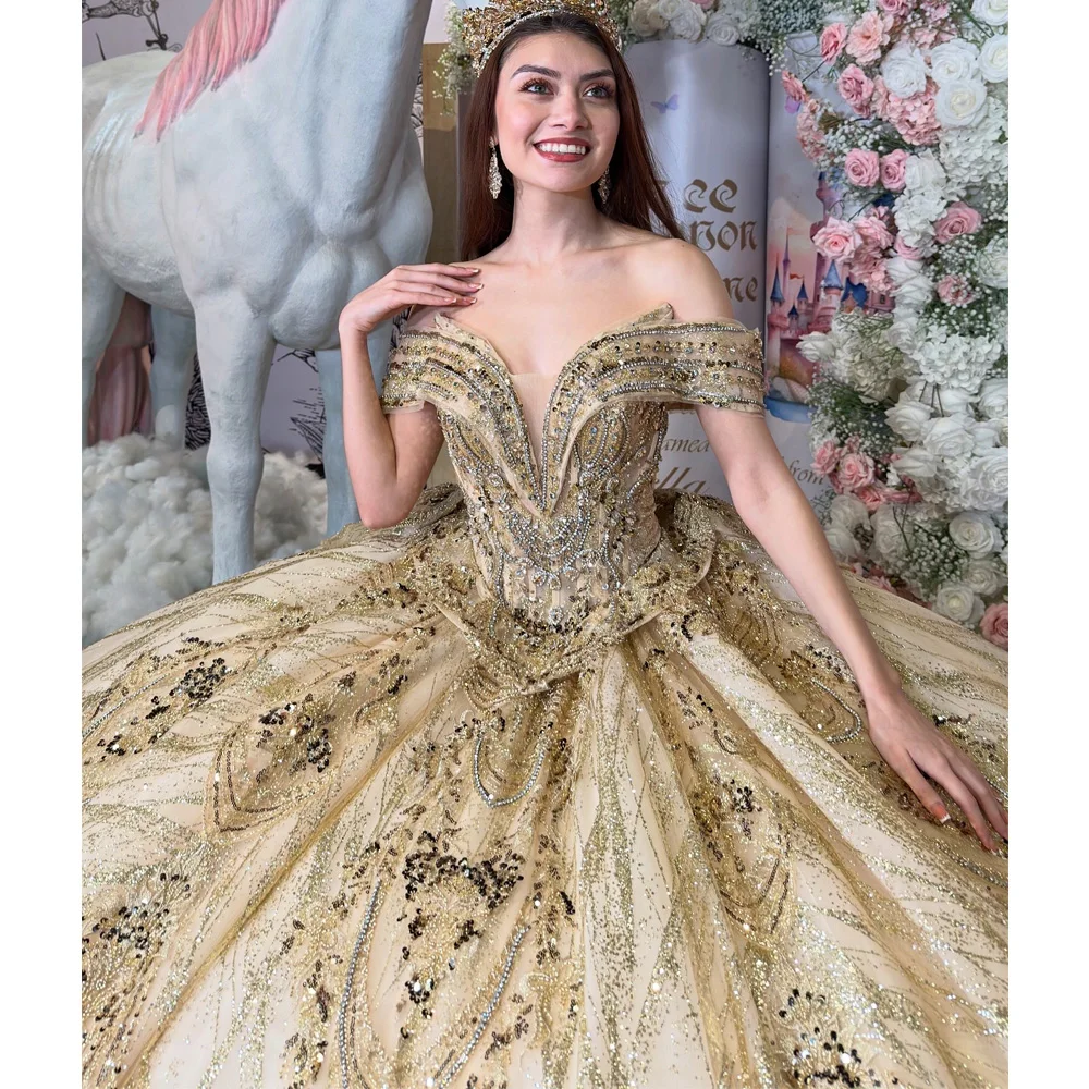 Vestidos de Quinceanera em Champagne Dourado com Flores, Decote Coração e Mangas de Capa, Vestidos de Festa de Casamento Personalizados