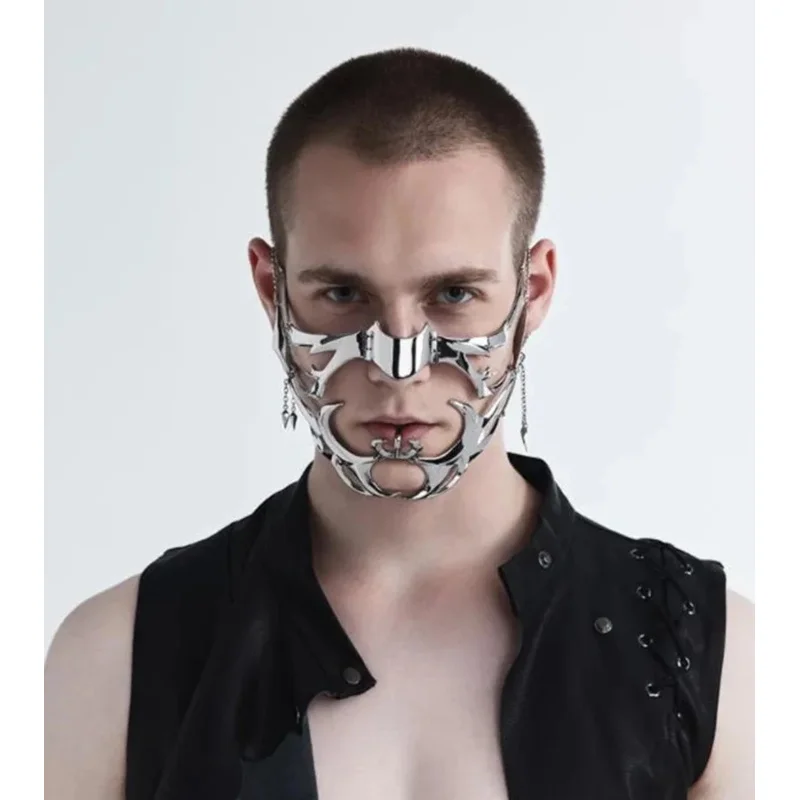 أأ ★ قناع كوس سائل غير منتظم فضي اللون مجوف من التيتانيوم الصلب الشرير ملحقات الوجه الرائعة للنساء والرجال حفلة جديدة 2025