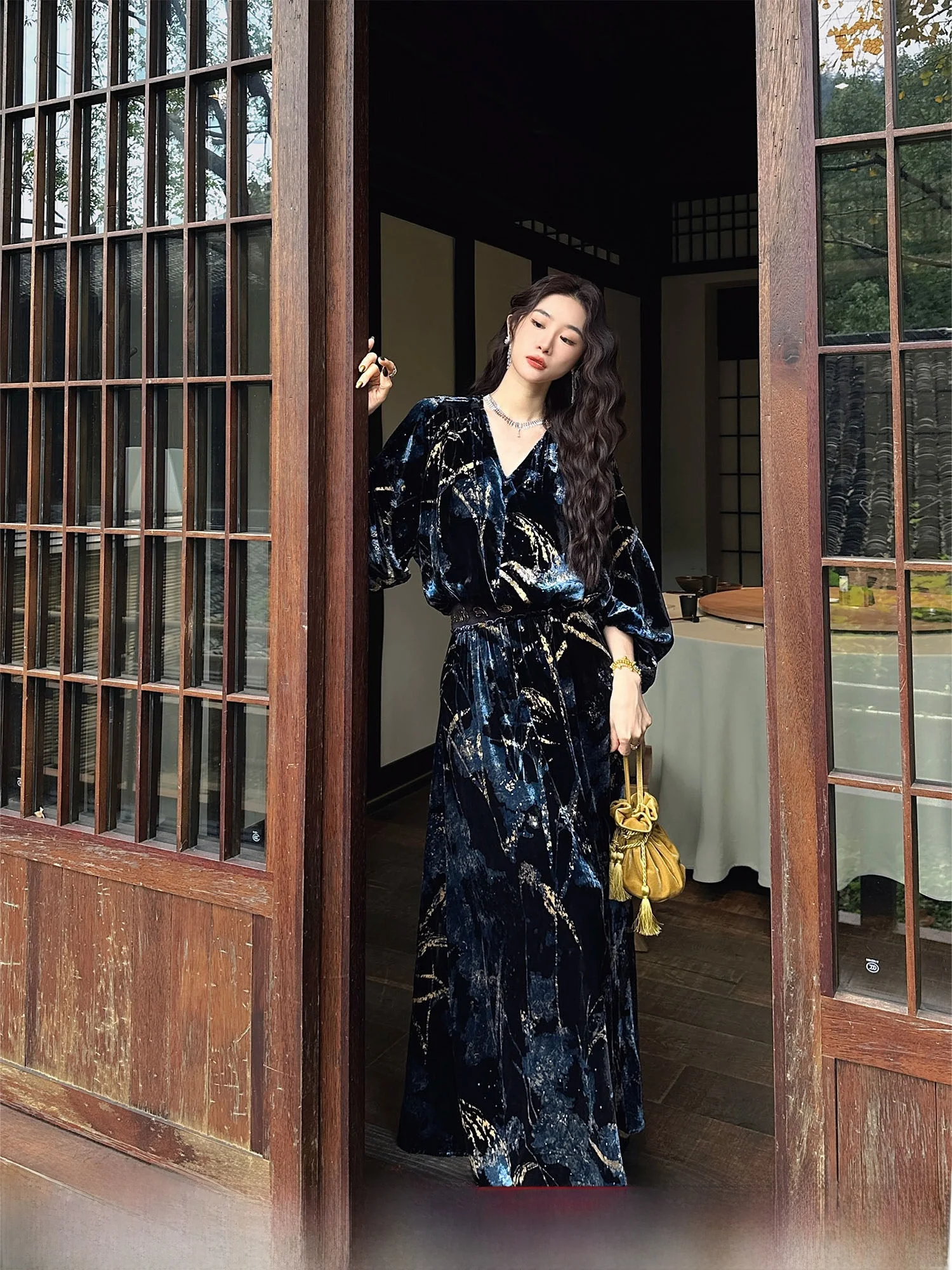 

Женская вельветовая рубашка Sanji Bla Flower в новом китайском стиле с вышивкой, осенне-зимняя, комфортная, свободного кроя, А-образный силуэт...