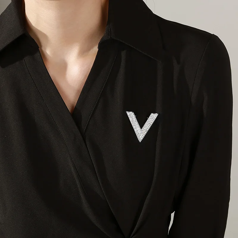 Fermacravatta con fibbia a forma di V Fermacravatta con intarsio di diamanti semplice Decorazione per cravatta in lega di zinco Spilla alla moda con fibbia a scialle primaverile e autunnale