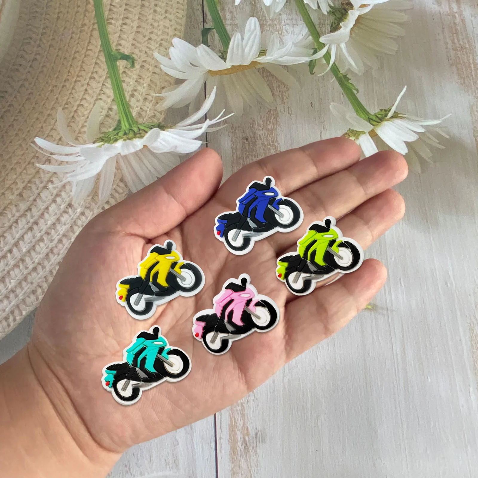 Dijes de PVC de dibujos animados para niños, 1 piezas, Color, serie de motocicletas, accesorios para niños, zuecos de PVC, decoraciones para zapatos, hebilla, regalos, venta única