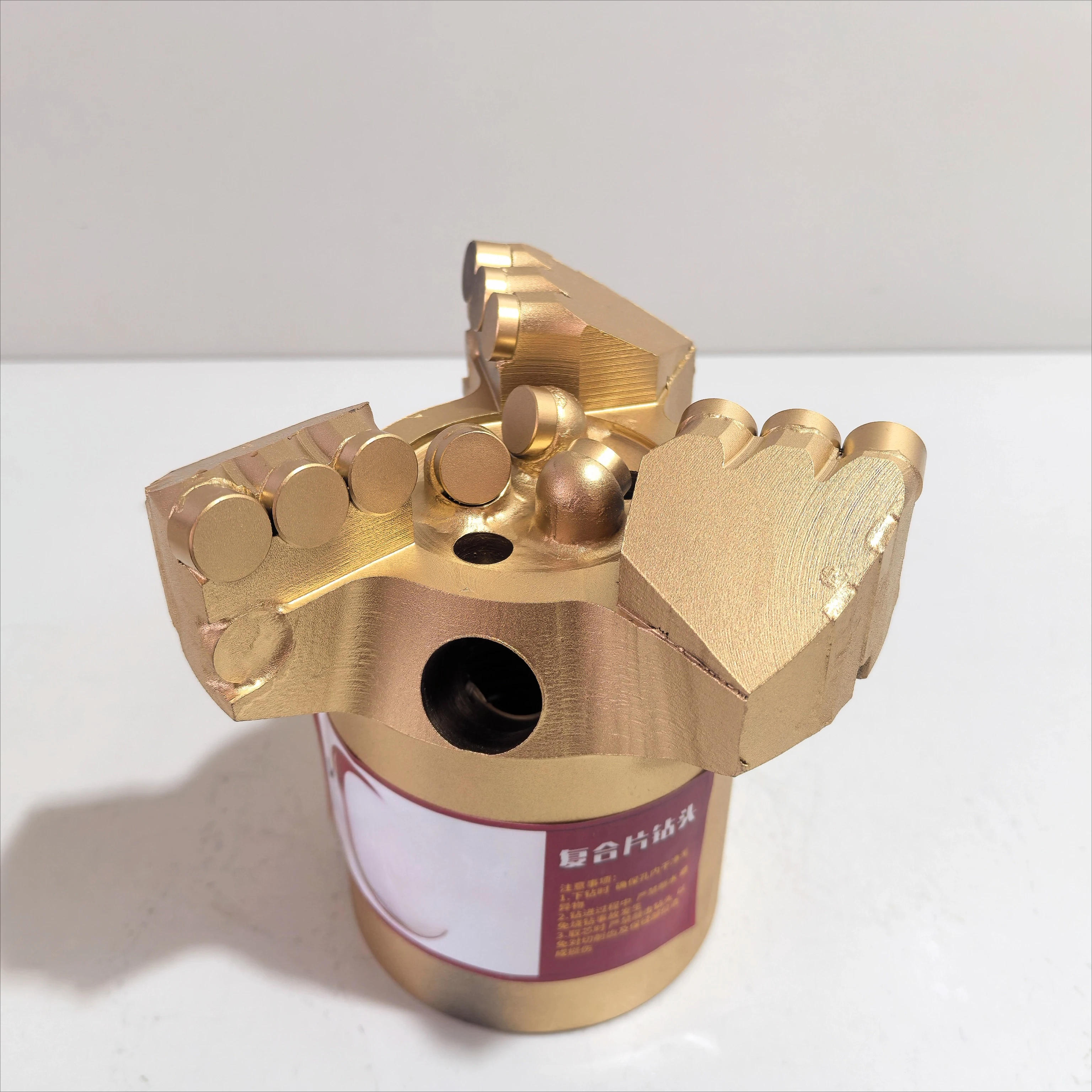 

Корончатые сверла PDC — для горнодобывающей, сверления водяных скважин, геологических исследований по бетону и уголу — специализируются для твердых слоев