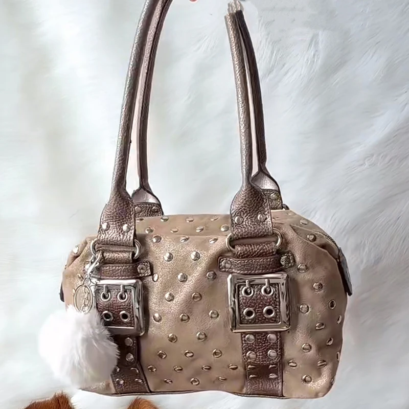 Gepunktete Nieten-Handtasche, Y2k Mädchen Metall-Nieten-Gürtelschnalle Motorrad-Biker-Boston-Tasche, Damen Retro-Unterarm-Schultertasche – Detail 3
