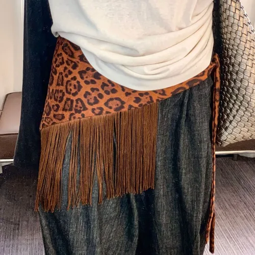 Imagen 2 del producto Decoración retro con estampado de leopardo y borlas combinada con falda y diseño de jeans Bufanda triangular de nicho