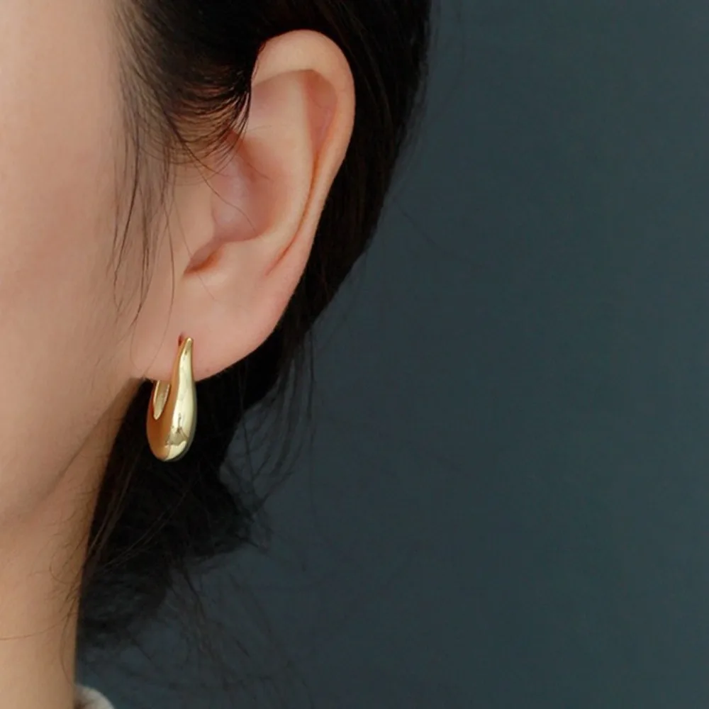 2 pares de pendientes dorados en forma de gota, estilo moderno y sencillo, con líneas suaves y elegantes en forma de gota, adecuados para cada ocasión
