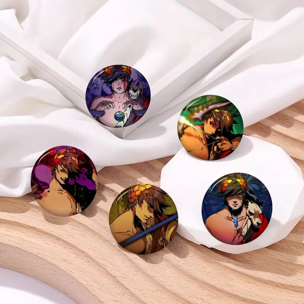 Pin de solapa redondo de metal con diseño de Hades, insignia de botón suave, regalo para amigos, joyería infantil