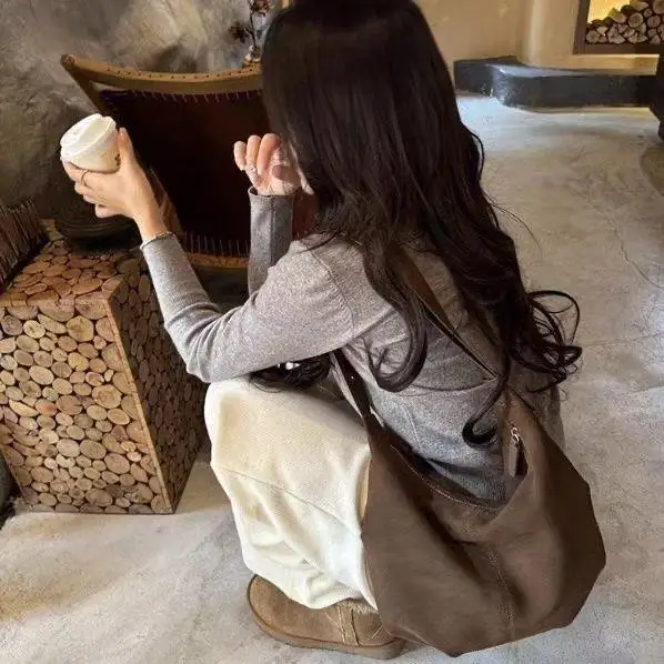 large-capacity-fashionable-women's-single-shoulder-bag-2023-new-style-maternal-bucket-bag-commuter-underarm-bag-china-made