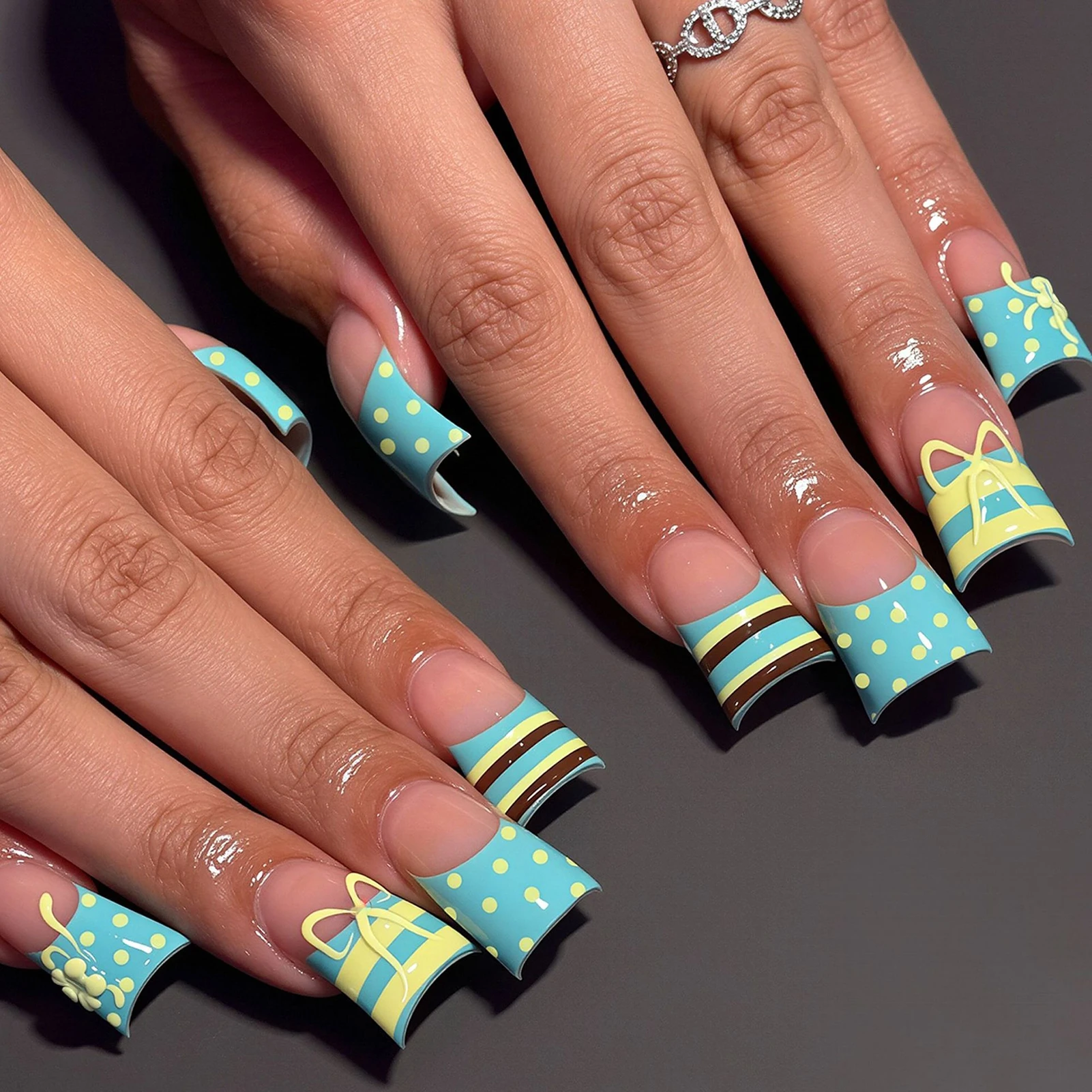 24 Stück koreanische Dopamin-Press-On-Nägel, gelb-blaue Streifen, Polka-Dot-French-Style, künstliche Nägel mit Schleifenmuster, Entenschnabel-Form, Kunstnägel – Detail 4