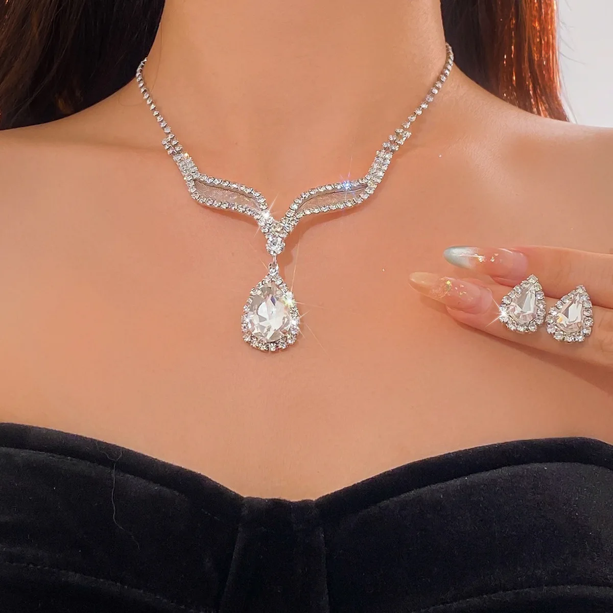 Super flash diamond-encrusted water drop necklace earrings set, high-end commuting light luxury collarbone chain, fashionable an