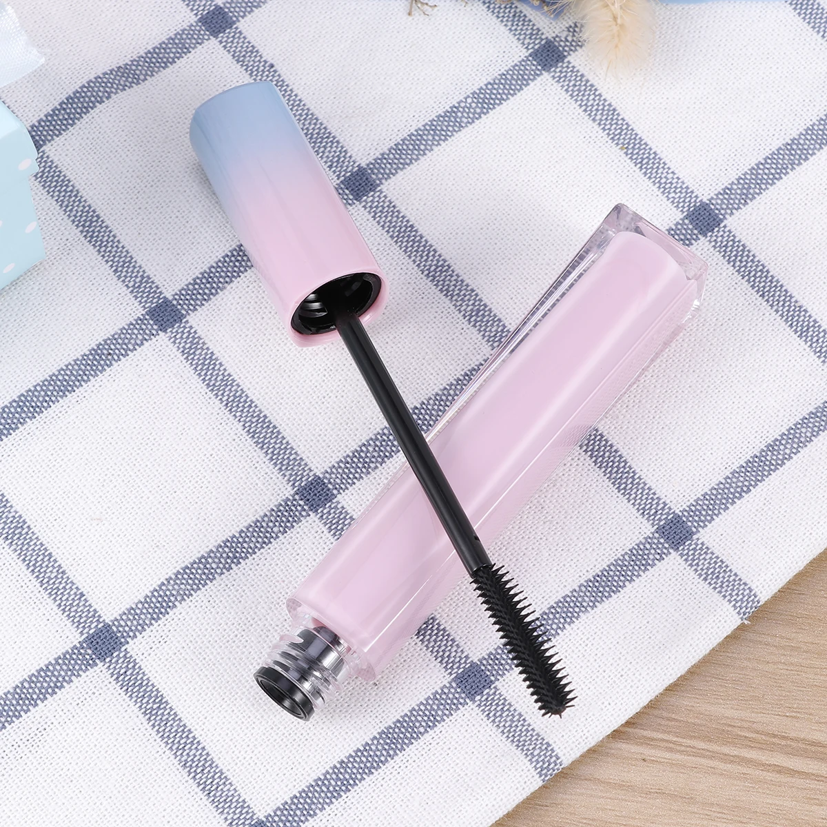 

4Pcs Empty Mascara Tubes Lightweight Leakproof Eyelash Cream Containers Perfect for Portable Storage Solution Makeup