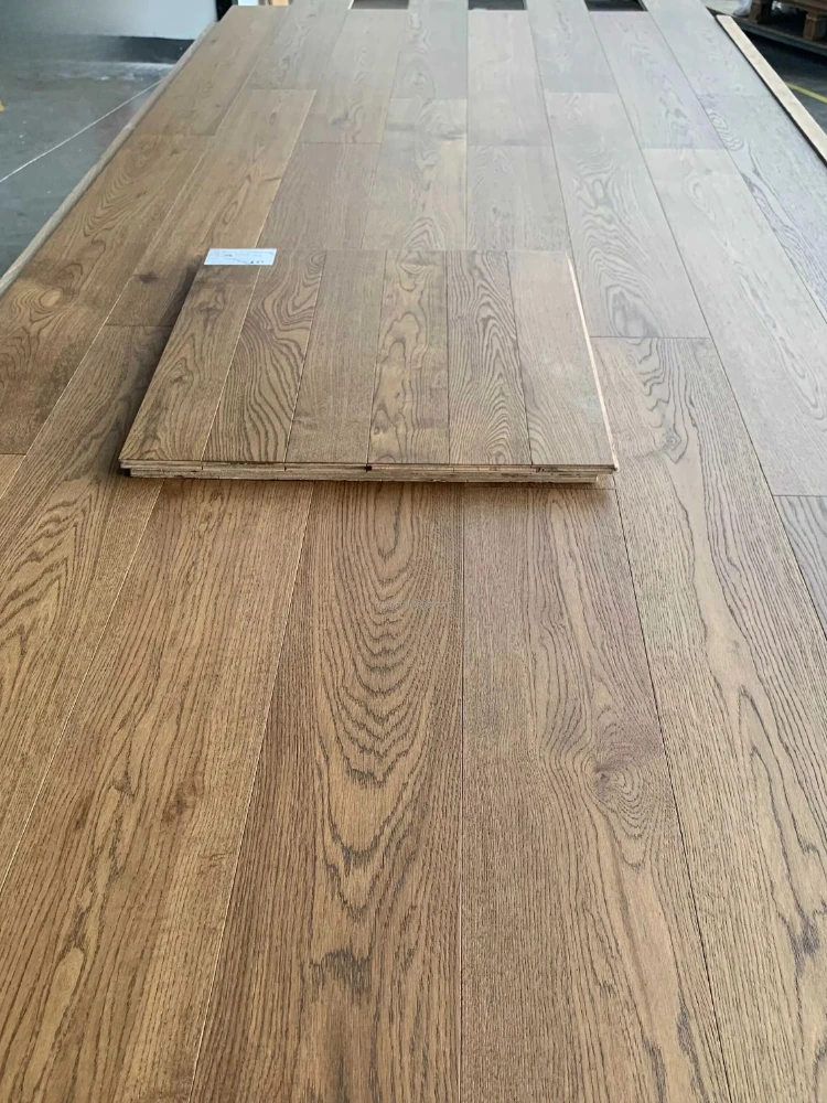 맞춤형 대형 폭 7 & 9인치 화이트 오크 원목 바닥재 브러쉬드 UV 래커 마감 거실용 원목 바닥재