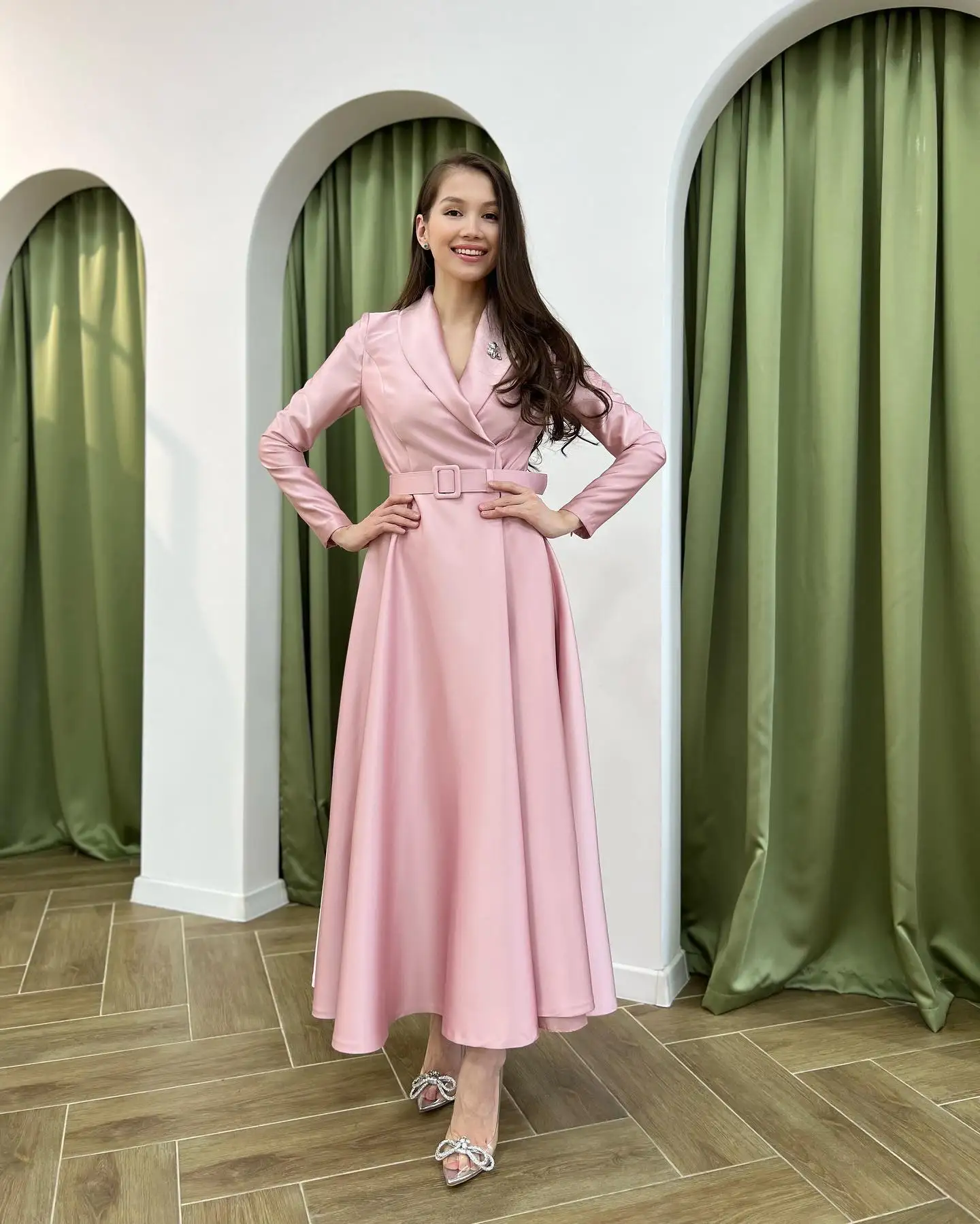 

Customized Modern Satin Crystal Evening Dresses High Quality Long Sleeves V-Neck Celebrity Gowns Custom Size Cocktail