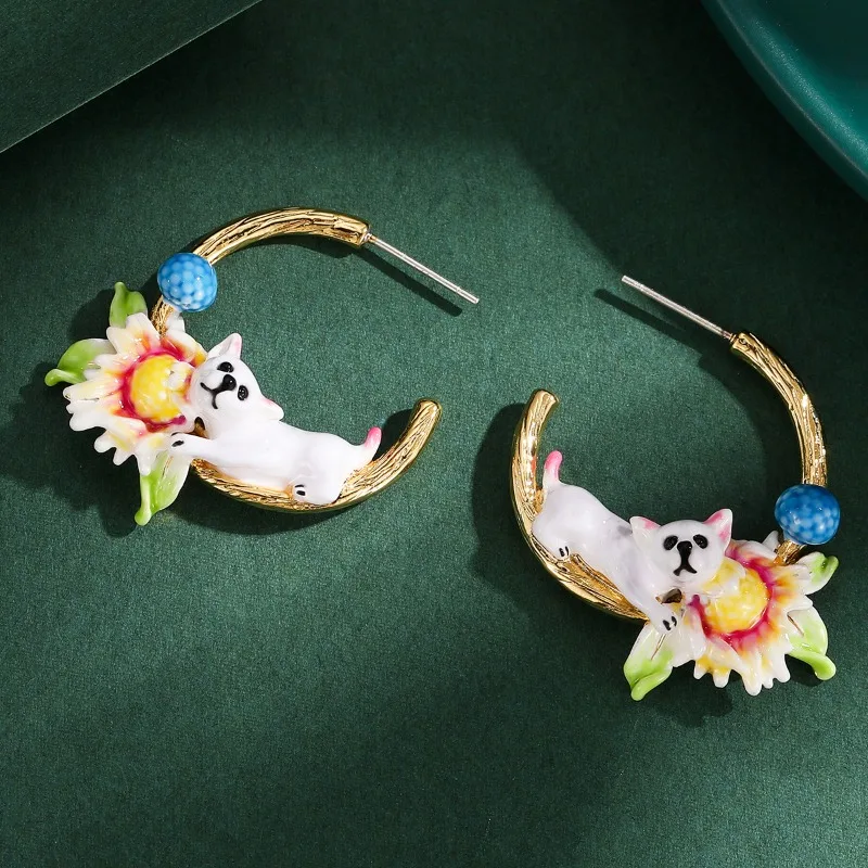 

Fashion Cute White Pet Dog Dangle Handmade Painted Enamel Daisy Flower Charming Hoops Earrings for Women C-shaped High End Craft