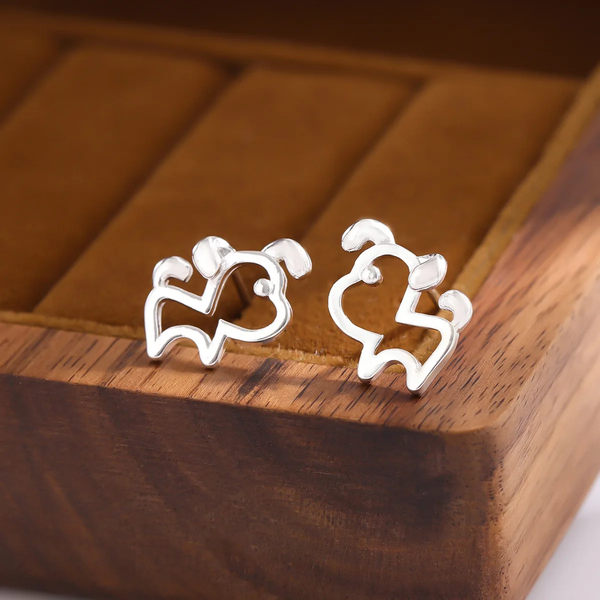Modische und niedliche hohle Zwölf-Tierkreiszeichen-Welpen-Ohrringe aus 925er Sterlingsilber, süße Hunde-Exquisite Tier-Ohrstecker E312