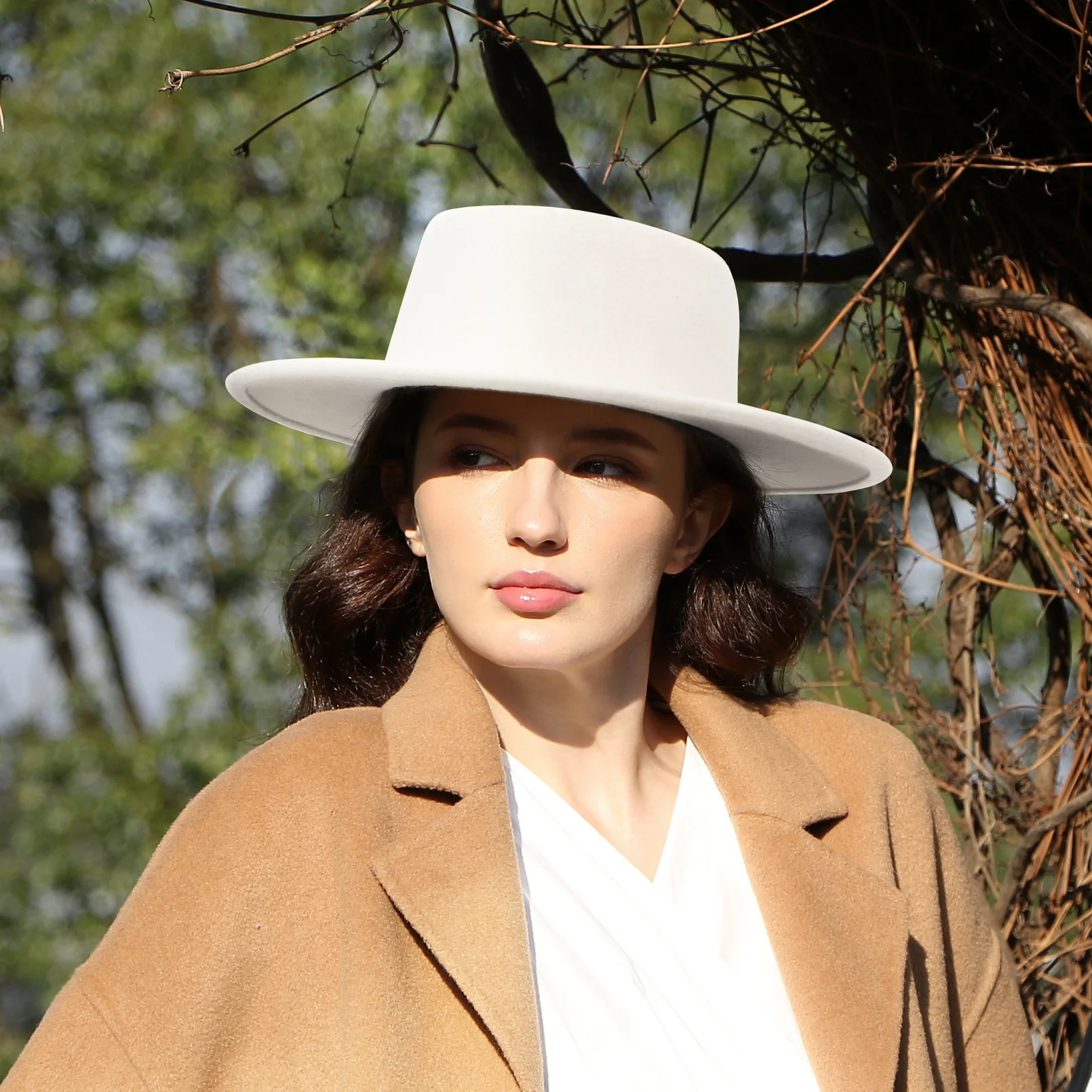 Biały płaski kapelusz Fedora Kapelusz ślubny Moda męska i damska Kapelusz jazzowy Klasyczny kapelusz Fedora Jesienny kapelusz z szerokim rondem Sombrero