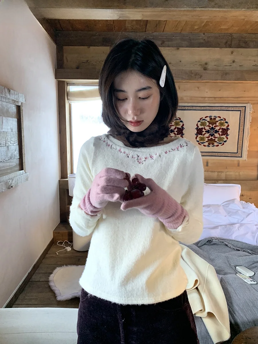 

High Elastici Long Sve round Ne Embroidered Top Flower Rt White Color Women's Knitted Wear Sli Slim Fit Faion