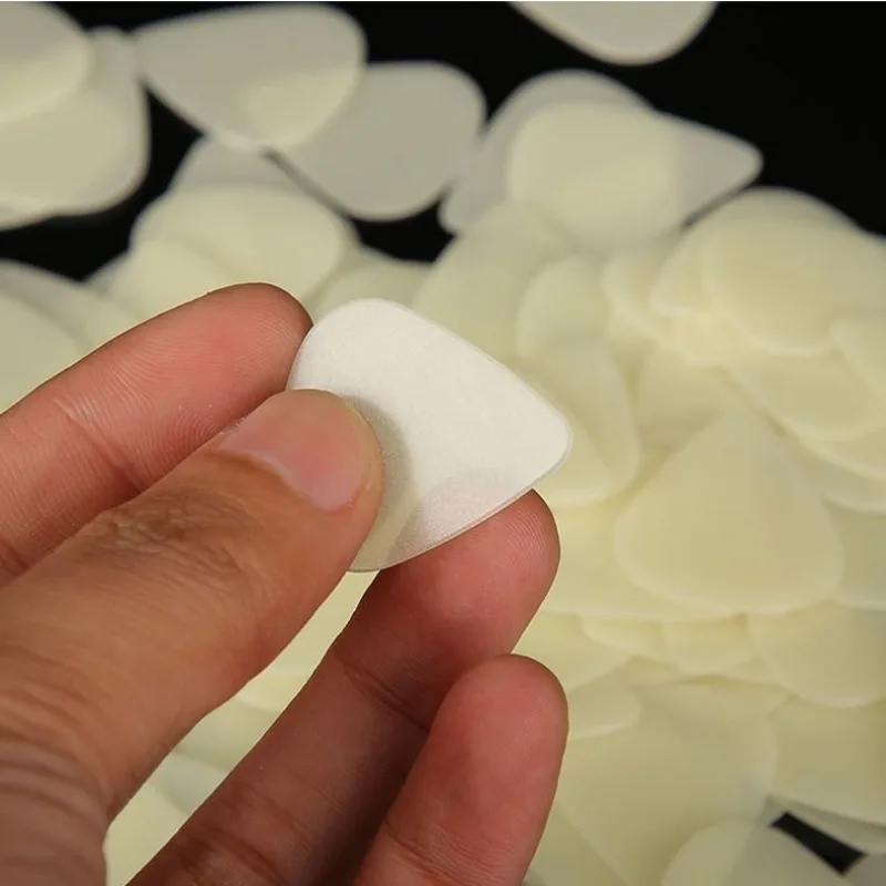 

30pcs Wholesale Luminous Guitar Picks Glow In The Dark Anti-Slip Celluloid Guitar Plectrum 0.75mm Musical Instrument Accessories