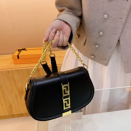 

26 Winter Chic Parisian Leather Shopper Tote - Trendy Commuter Bag With Crossbody Strap And Minimalist Retro Designer Aesthetics