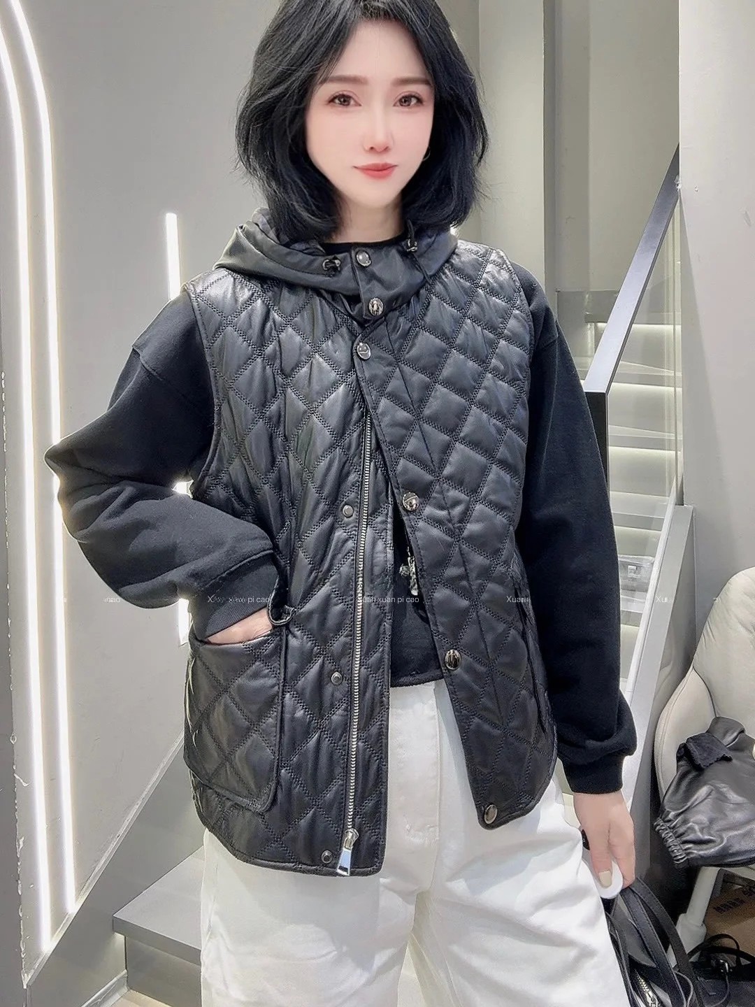 

Новая модная круглая стеганая куртка из овчины для женщин, свободного кроя, стройнящая, осень 2025, без бренда