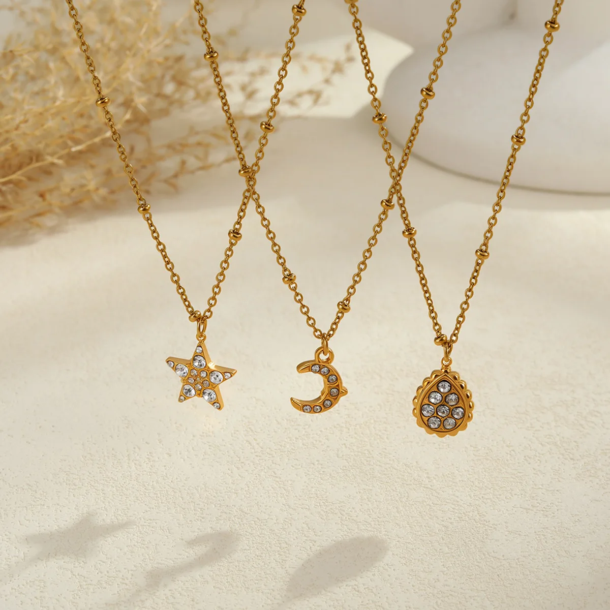 Fashionable and elegant star-shaped moon pendant stainless steel necklace, non-fading, diamond-encrusted light luxury necklace